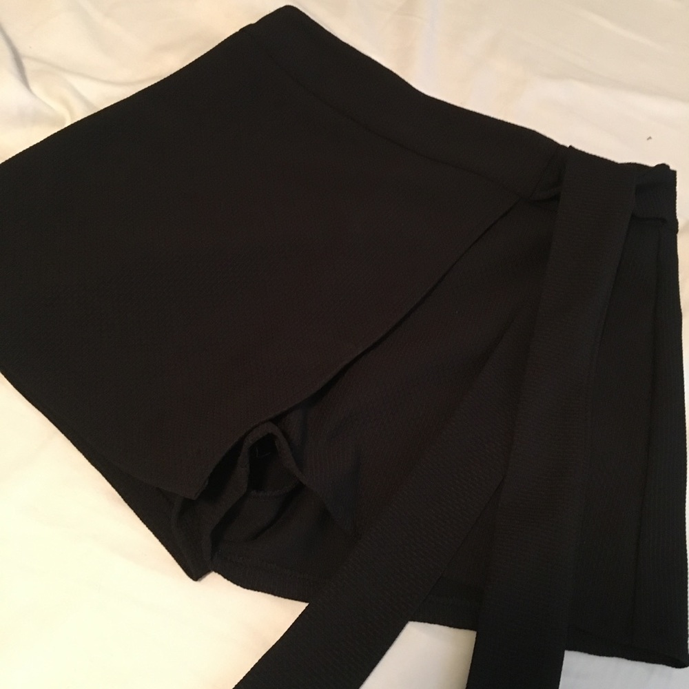 Windsor Black Tie Front Skort